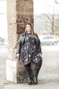 plus size blogger gothic witch alternative curves grande taille curvy girl bbw